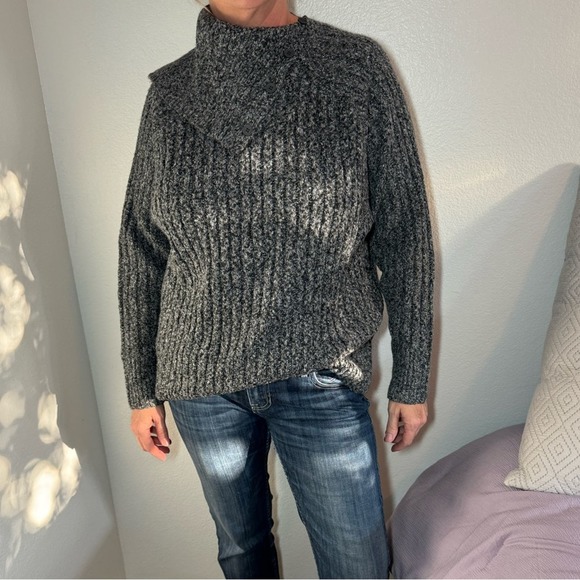 Zara sweater with faux turtleneck and button detail - Picture 6 of 7